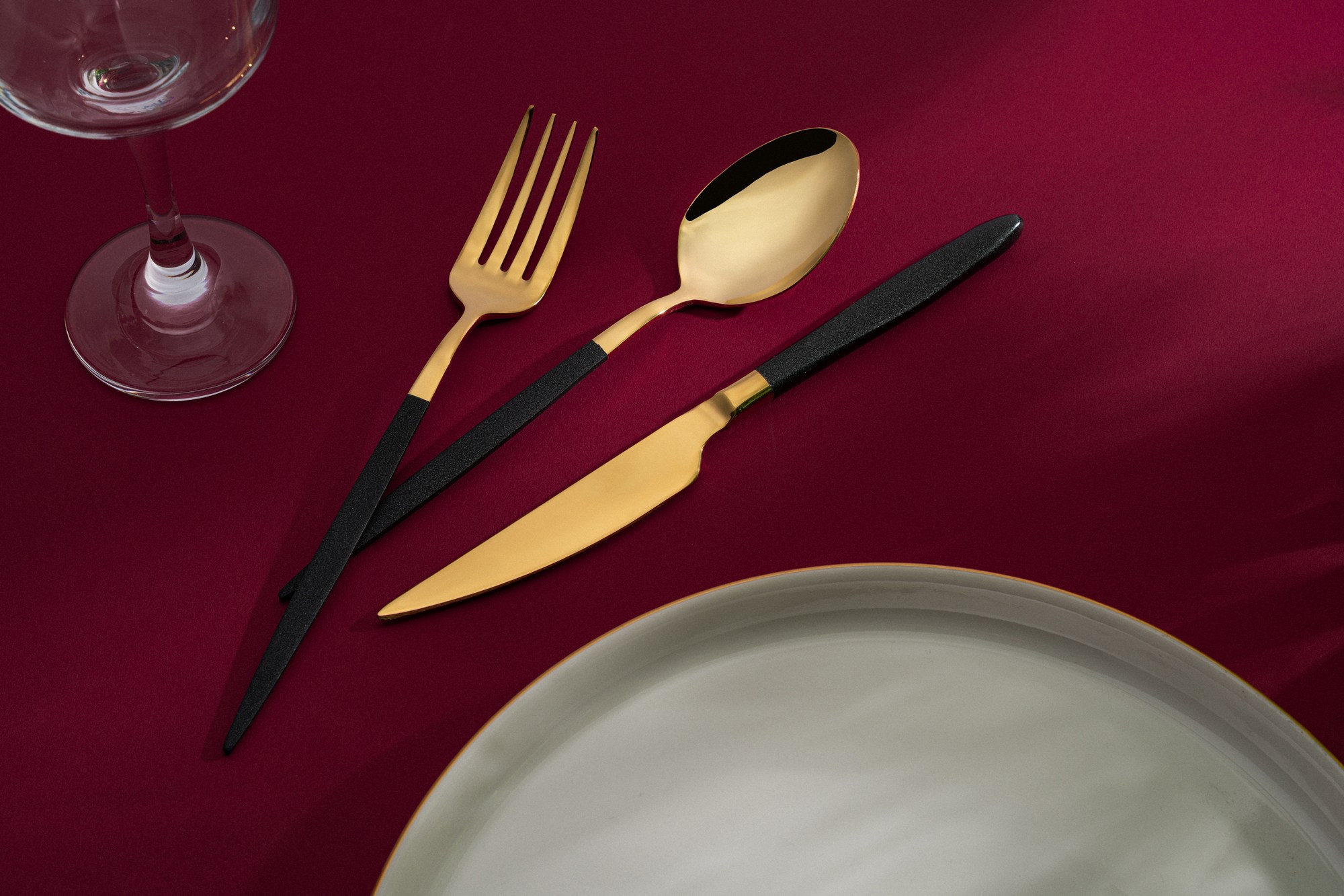 294HRO112620-201.jpg IST18GD-BL – Сет прибор за јадење (18 парчиња) - Image 1