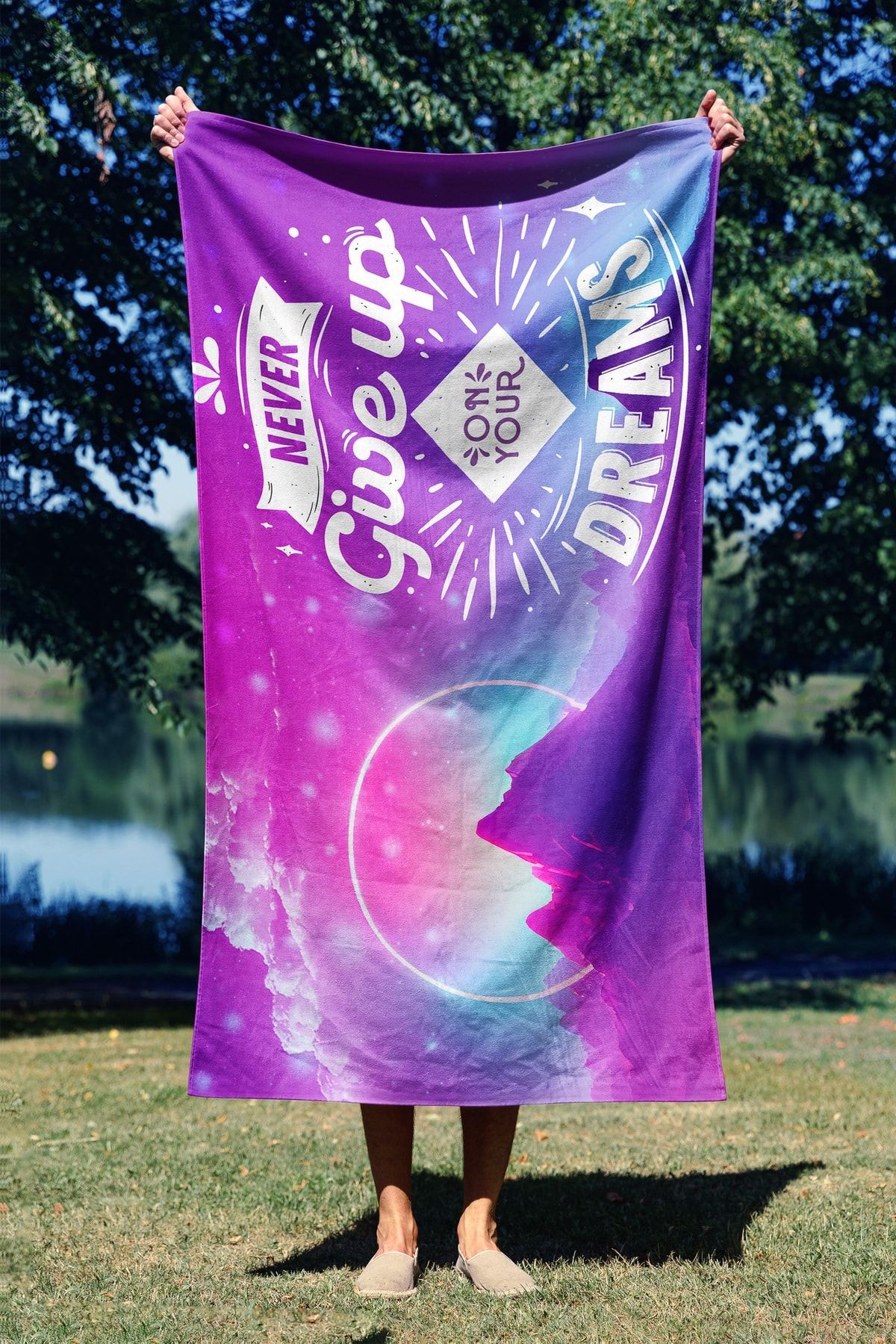 450AST112920-201.jpg Never Give Up 70 – Пешкир за плажа - Image 1