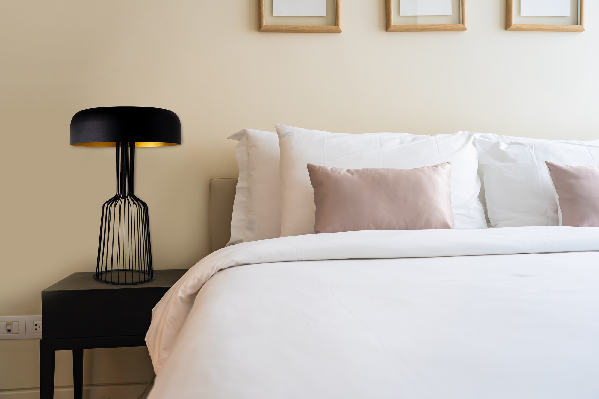 White comfortable pillow on bed decoration interior Fellini - MR-123 – Светилка за маса - Image 1