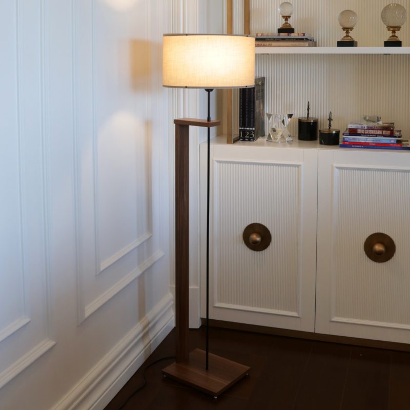 AYD-3131 – Дрвена подна ламба