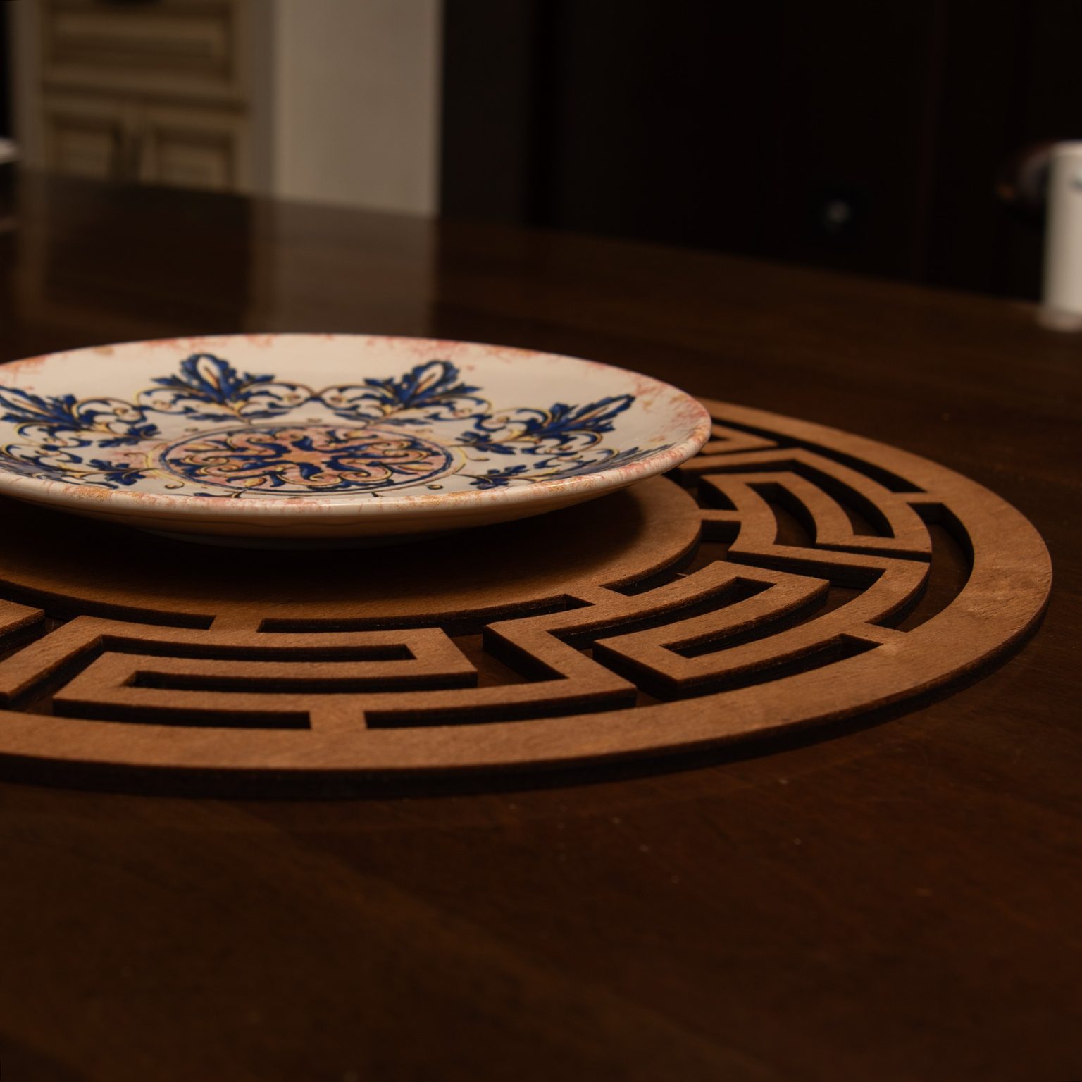 Labyrinth - Walnut – Дрвен сет на подлога за маса (4 парчиња) - Image 4