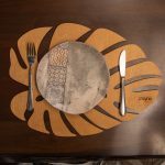 Monstera - Honey – Дрвен сет на подлога за маса (6 парчиња) - Image 3